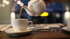 Herbata zmniejsza ryzyko choroby Alzheimera. Zaskakujące wyniki badań (WIDEO)