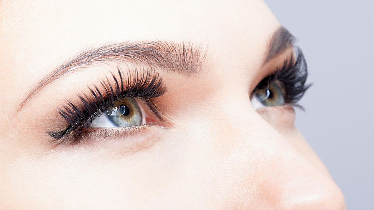 Przyklejanie sztucznych rzęs to naprawdę trudna sztuka