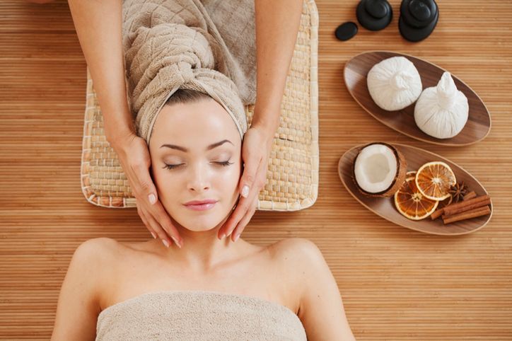 Japoński masaż twarzy Kobido zamiast liftingu? Poznaj właściwości rytuału piękna oraz jego wszechstronne zalety