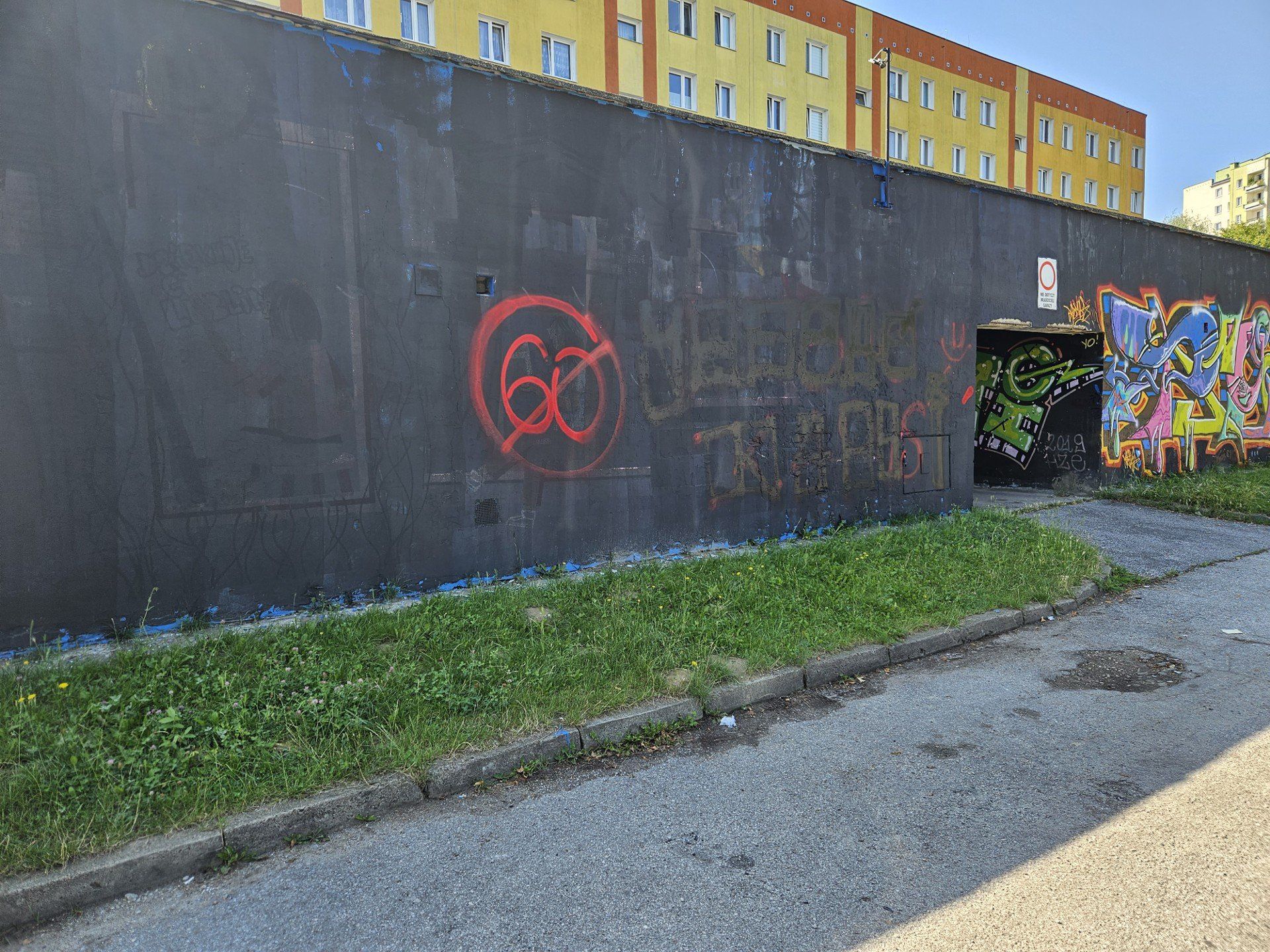Mural Wdzięczności w Lublinie zamalowany czarną farbą
