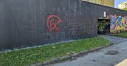 Lublin: Wielki Mural Wdzięczności zamalowany czarną farbą. "Krew mnie zalała, jak to zobaczyłem"