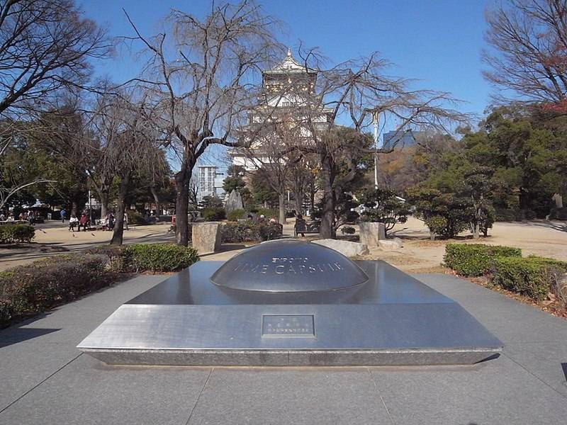 Kapsuła tkwi głęboko pod półkulistym monumentem ze stali nierdzewnej, znajdującym się w Parku Zamkowym w Osace