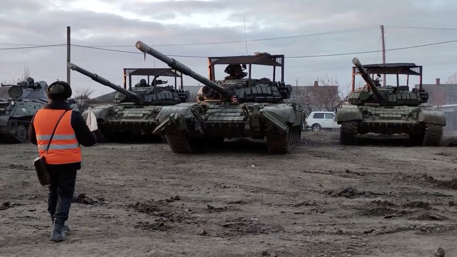 epa09758377 A handout still image taken from handout video made available by the Russian Defence Ministry press service shows Russian armoured fighting vehicles load on the railway freight carriages in Bakhchysarai, Crimea, 15 February 2022. Units of the Western and Southern military districts on 15 February 2022 began returning from exercises to their bases by rail and road, the Russian Defense Ministry said on 15 February 2022.  EPA/RUSSIAN DEFENCE MINISTRY PRESS SERVICE HANDOUT HANDOUT EDITORIAL USE ONLY/NO SALES HANDOUT EDITORIAL USE ONLY/NO SALES Dostawca: PAP/EPA.