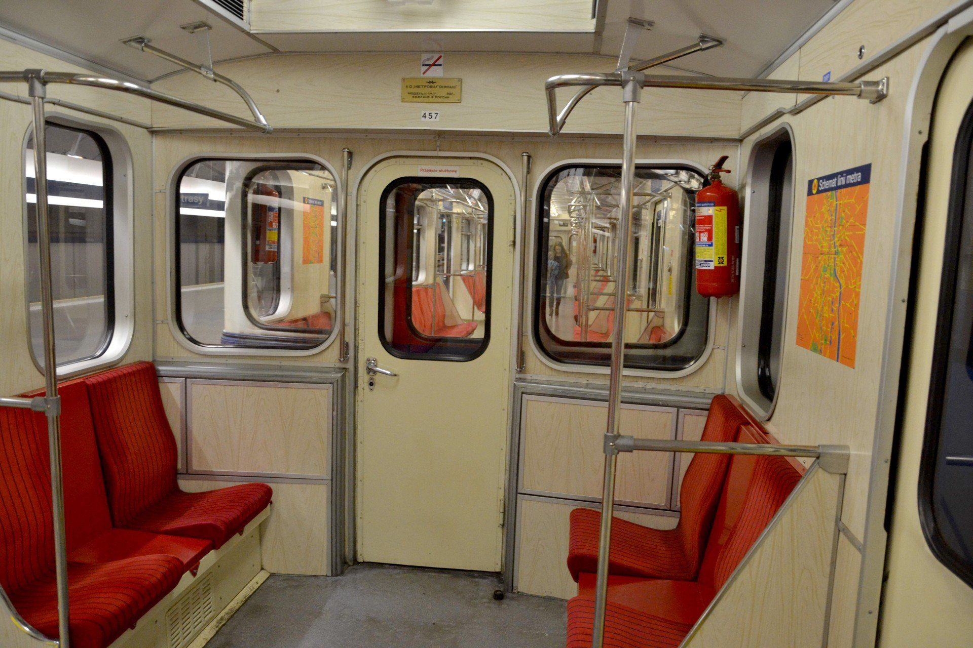 25.11.2013 WARSZAWA WARSZAWA METRO KABATY WNETRZE POCIAG WAGON ..FOT . KAMILA STANCZYK / POLSKAPRESSE