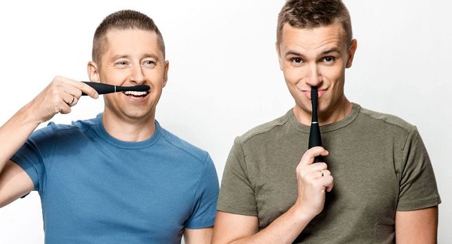 Homoseksualna para Jakub i Dawid promuje szczoteczki Issa 2 od Foreo (wideo)