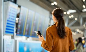 Szukają sposobów na oszczędzanie. Na czym polega trend "latania nago"?