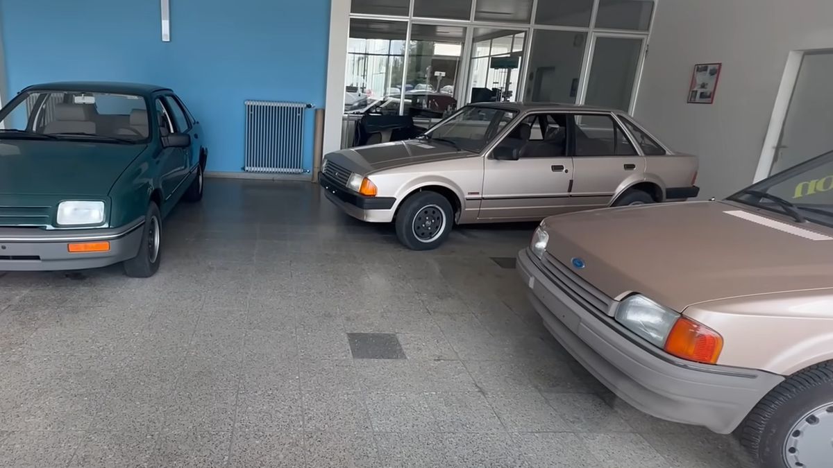 Opuszczony salon Forda