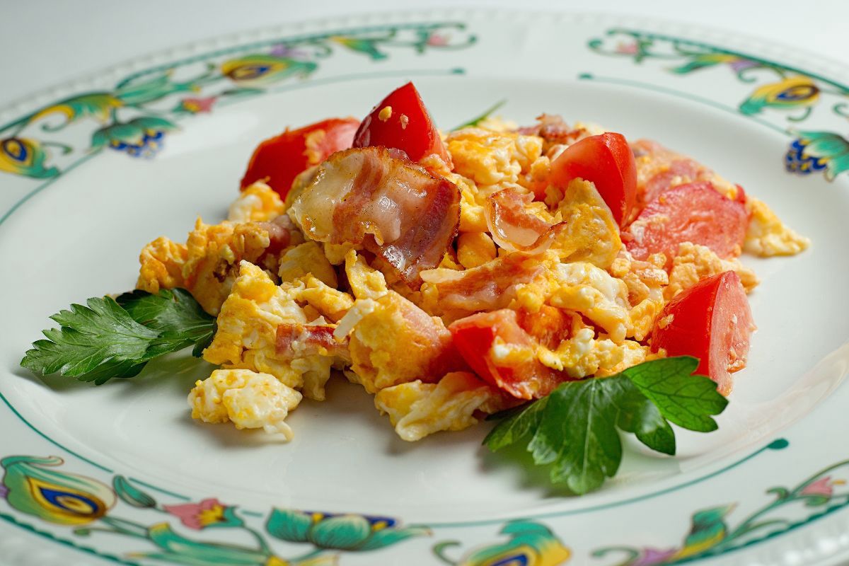 Scrambled eggs with tomatoes - Delicacies