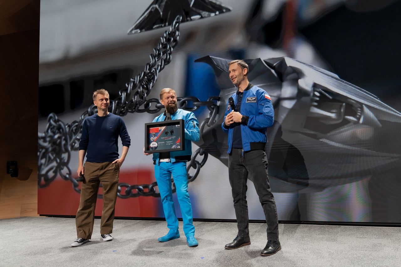 Wiedźmin w kosmosie. Sławosz Uznański-Wiśniewski zabrał medaliony Geralta i Ciri na ISS