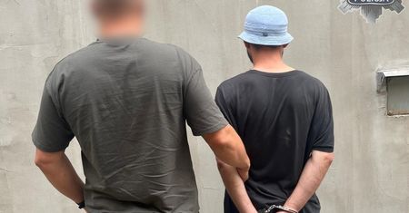 Napadł na 89-latkę i uderzył ją laską. Później poprosił brata o "przysługę"