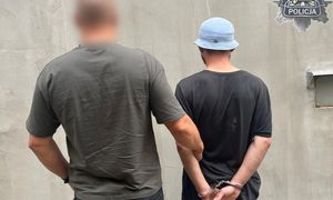 Napadł na 89-latkę i uderzył ją laską. Później poprosił brata o "przysługę"