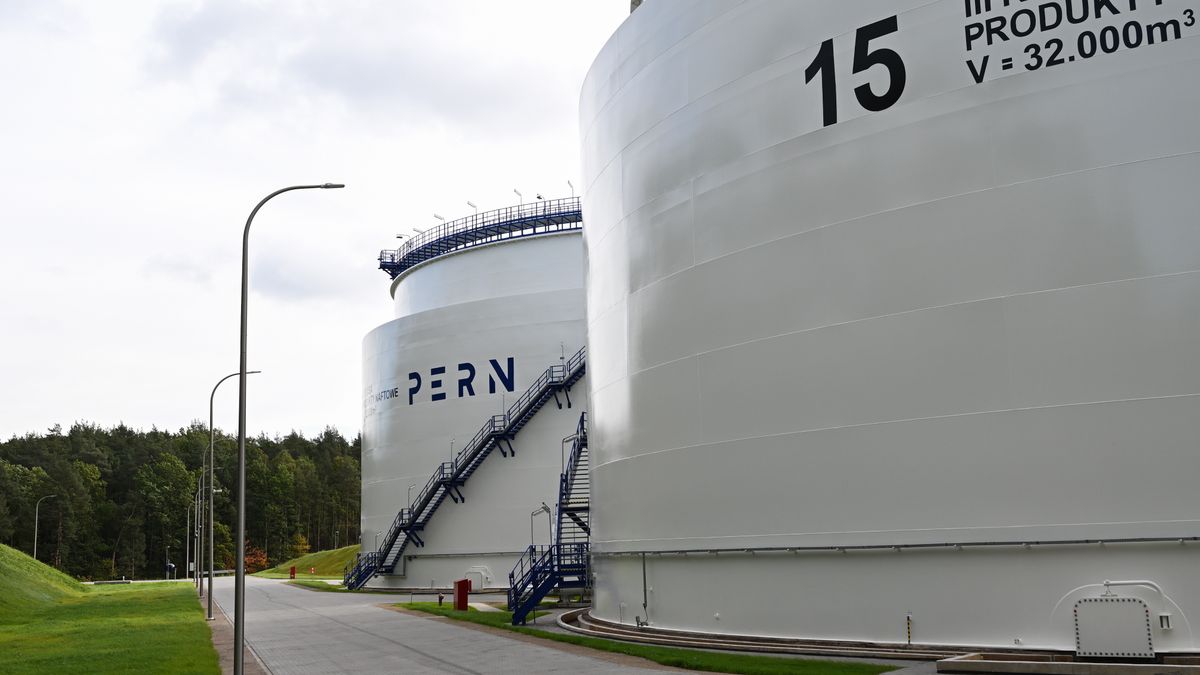 nowo otwarte zbiorniki paliwowe PERN
D�bog�rze, 12.10.2023. Nowo otwarte zbiorniki paliwowe PERN. W ramach programu Megainwestycje, zako�czono kolejn� faz� rozbudowy baz paliw PERN na terenie Bazy Paliw w D�bog�rzu, 12 bm. (mr) PAP/Adam War�awa
Adam War�awa
baza paliw, bazy paliw, konferencja, Megainwestycje, paliwowe, rozbudowa, zbiornik, zbiorniki, program