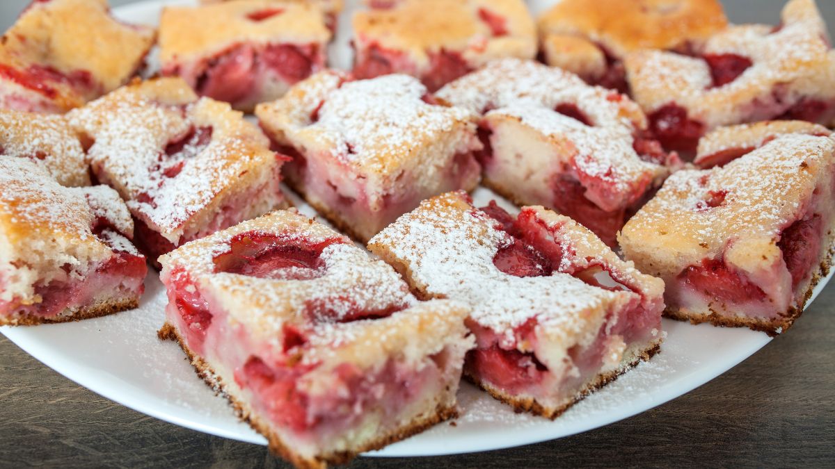 Kruche ciasto z truskawkami.