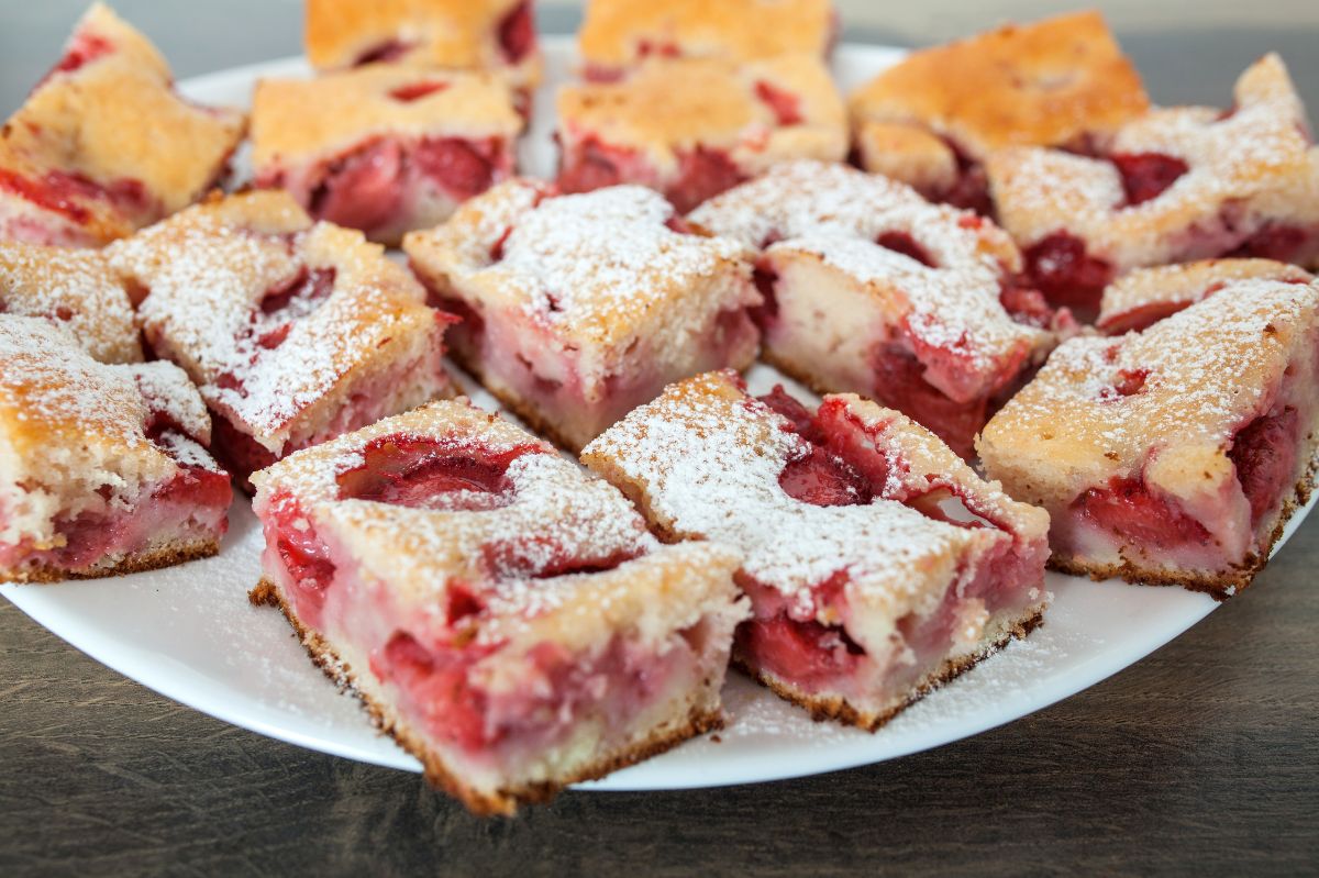 Shortcake with strawberries.