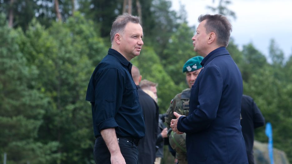 Szypliszki (woj. podlaskie), 07.07.2022. Prezydent RP Andrzej Duda (L) i wicepremier, minister obrony narodowej Mariusz Błaszczak (P) podczas wizyty w Mobilnym Stanowisku Dowodzenia Wielonarodowej Dywizji Północny-Wschód na przesmyku suwalskim w Szypliszkach, 7 bm. (aldg) PAP/Artur Reszko