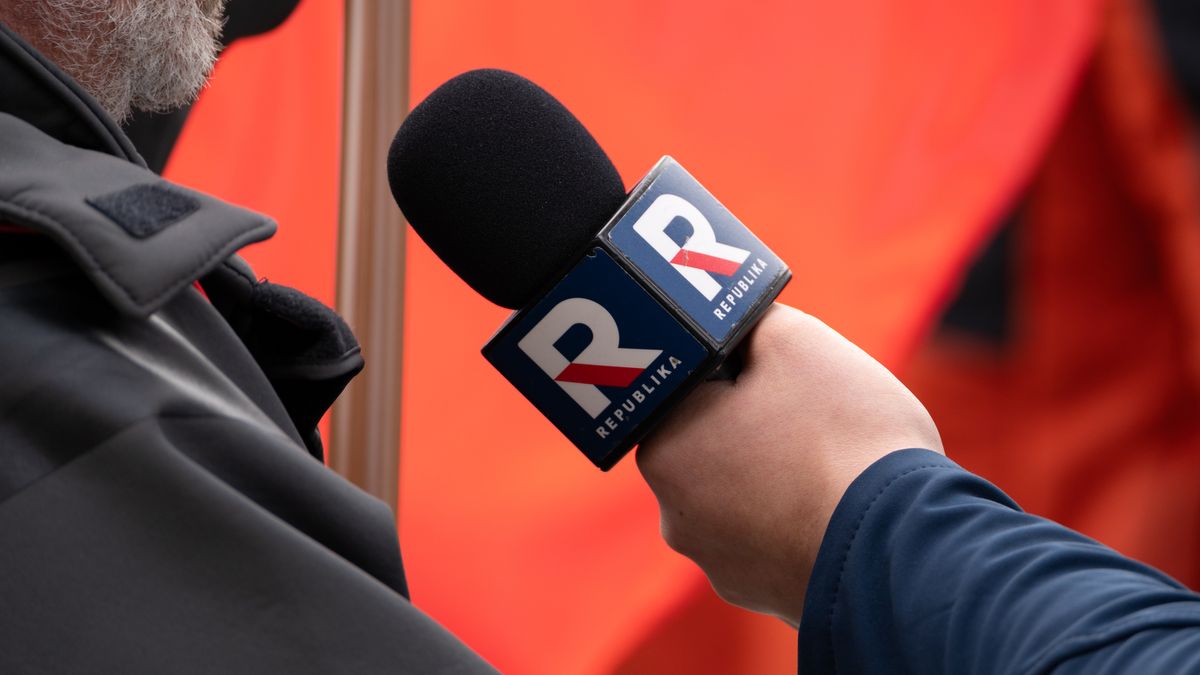 telewizja, republika, tv, station, television, poland, polish, logo, microphone, reporter, logotype, media, broadcast, broadcaster, interview, pis, prawo i sprawiedliwosc, network, news, sign, signage, broadcasting, channel, crew, emblem, entertainment, equipment, hand, holding, info, information, journalism, journalist, label, law and justice, live, mic, name, people, person, presenter, press, program, public, report, reportage, satellite