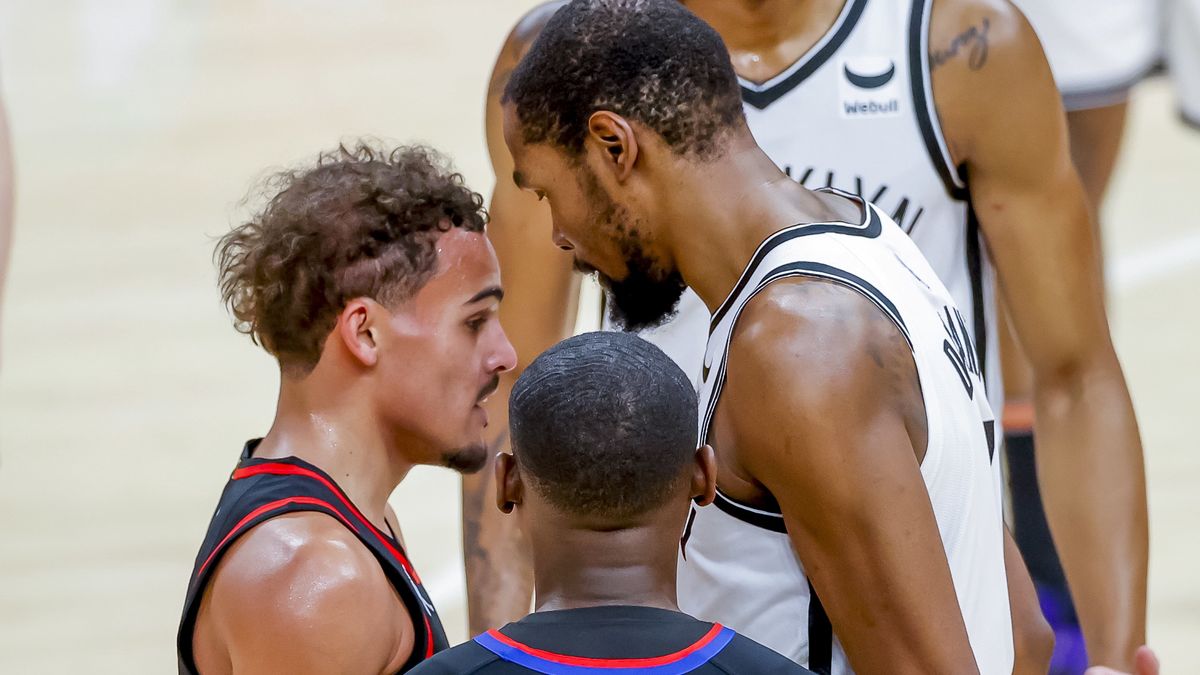 epa09635336 Atlanta Hawks guard Trae Young (L) and Brooklyn Nets forward Kevin Durant (R) are separated by referee James Williams (C) during the second half of the NBA basketball game between the Brooklyn Nets and the Atlanta Hawks at State Farm Arena in Atlanta, Georgia, USA, 10 December 2021.  EPA/ERIK S. LESSER SHUTTERSTOCK OUT Dostawca: PAP/EPA.