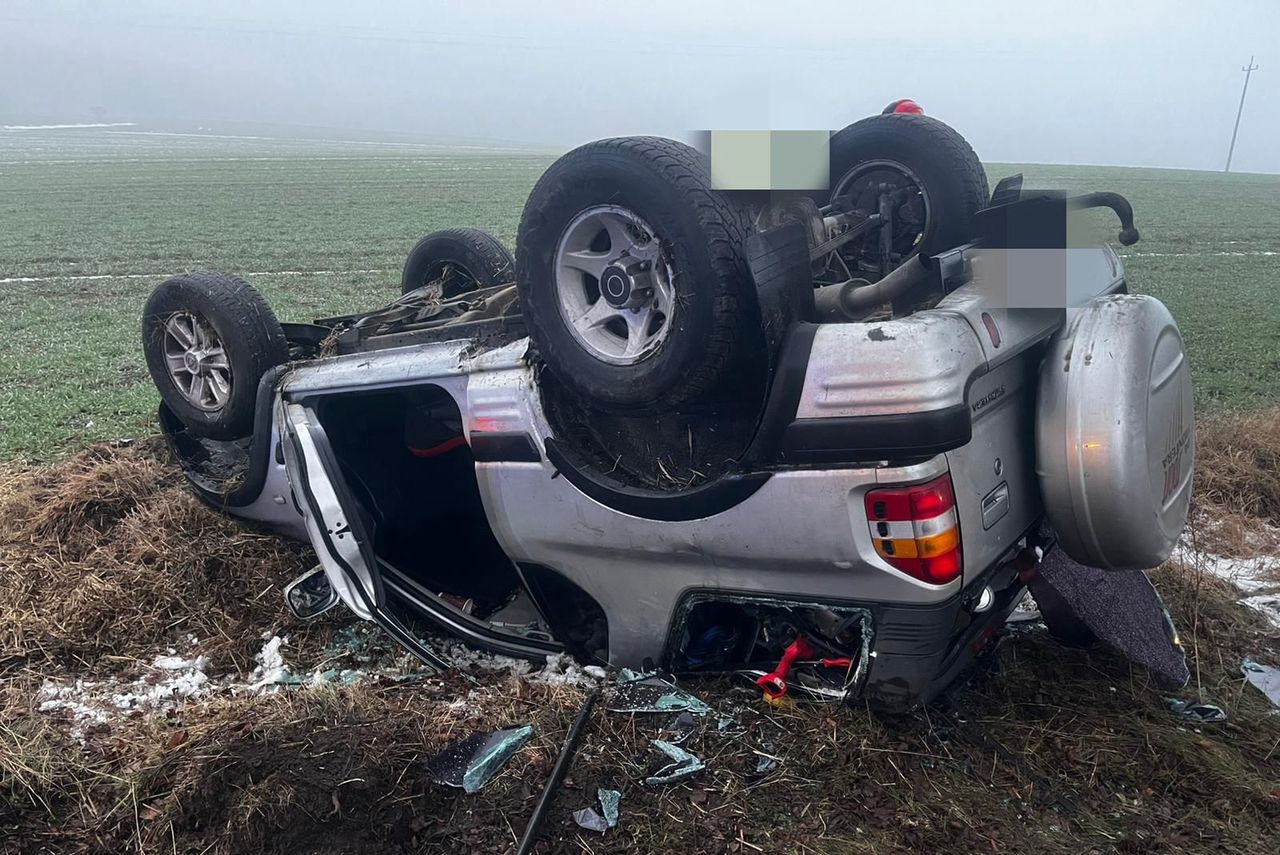 Powiat złotowski: Poranne dachowanie Opla. Na drogach jest bardzo ślisko