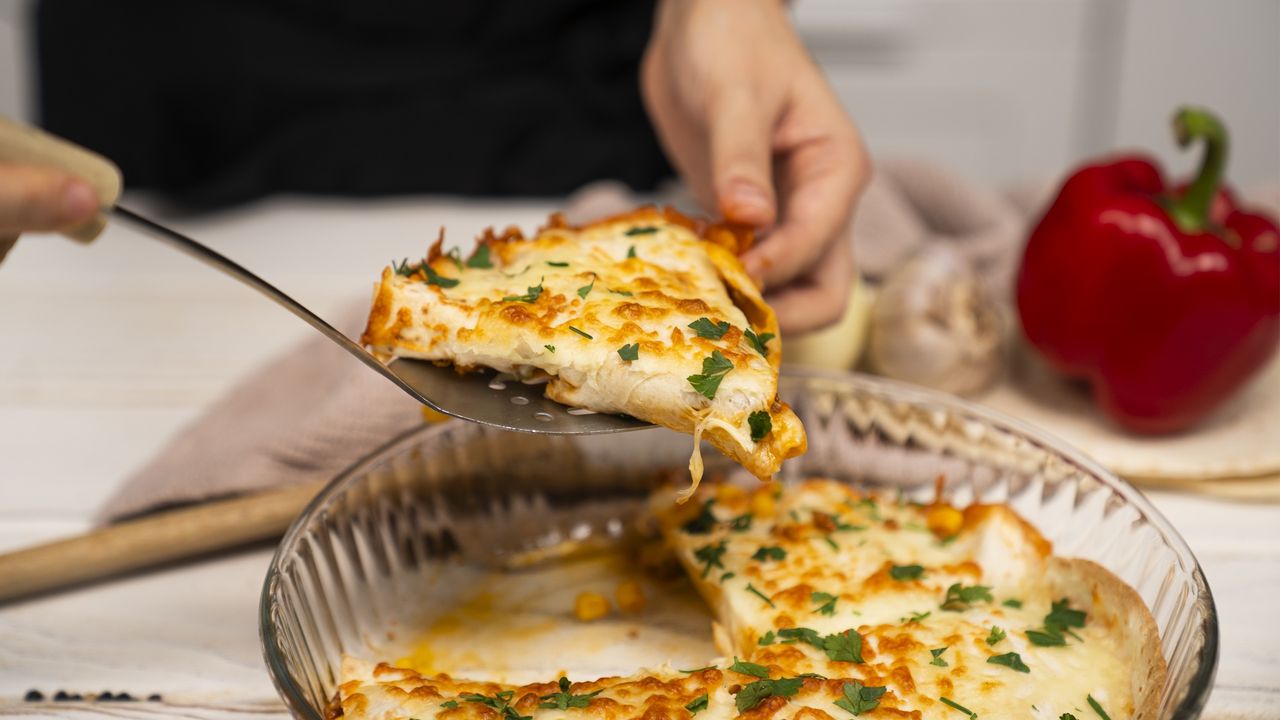 Zapiekane kieszonki z pysznym farszem to nasz przepis dnia. Na jednej porcji na pewno się nie skończy