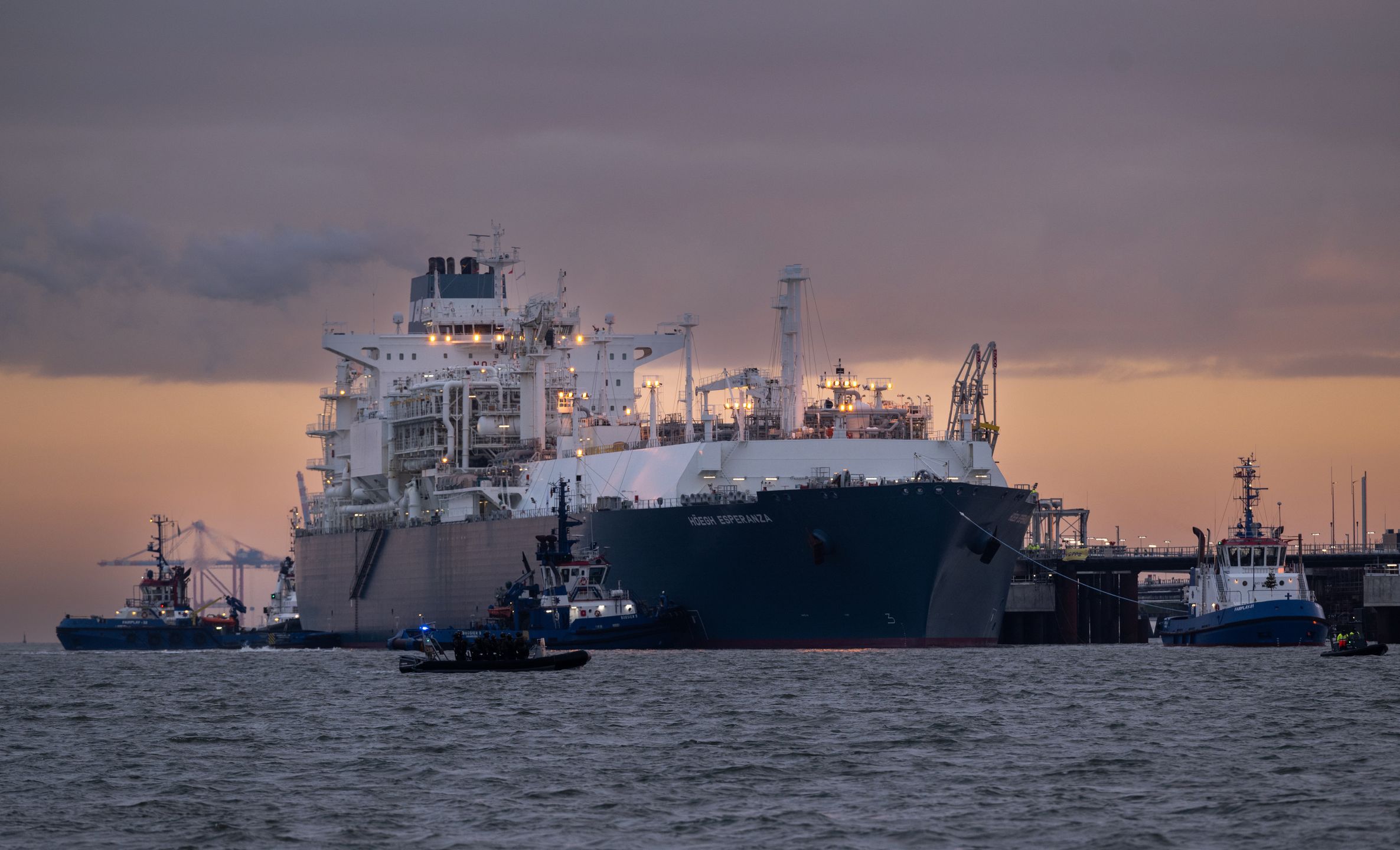 WILHELMSHAVEN, GERMANY - DECEMBER 15: The Hoegh Esperanza,ì an FSRU ship, arrives to dock at the new LNG terminal on January 15, 2022 in Wilhelmshaven, Germany. The ÑHoegh Esperanzaì FSRU is a floating facility that will convert liquified natural gas (LNG) arriving on LNG ships into a gaseous state and pump the gas directly into Germany's northern natural gas pipeline network from the Wilhelmshaven site. The new terminal, which will be officially inaugurated this coming Saturday, is one several new LNG terminals Germany is building on its northern coasts as it seeks to pivot away from its previous reliance on natural gas imports from Russia. (Photo by David Hecker/Getty Images)