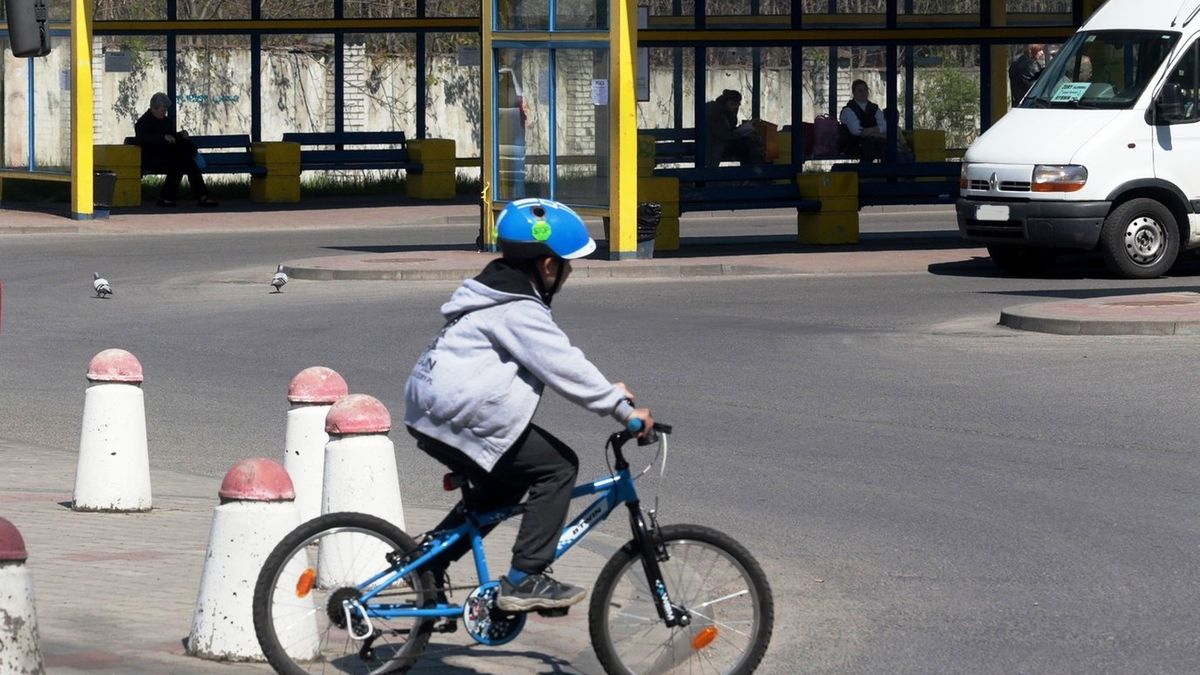 KRBRD odpowiada wymijająco na pytania związane z planowanym wprowadzeniem dla dzieci obowiązku jazdy w kasku. Przeglądamy więc dokumenty.