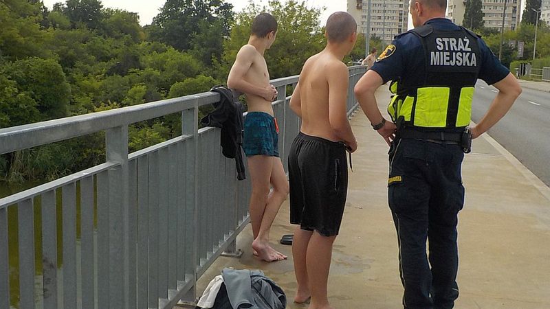  Nastolatkowie chcieli skakać z mostu do wody