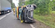 Groźny wypadek pod Stalową Wolą. Karetka na sygnale dachowała
