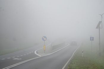 Wielkopolskie: Gęsta mgła ograniczy widoczność na drodze