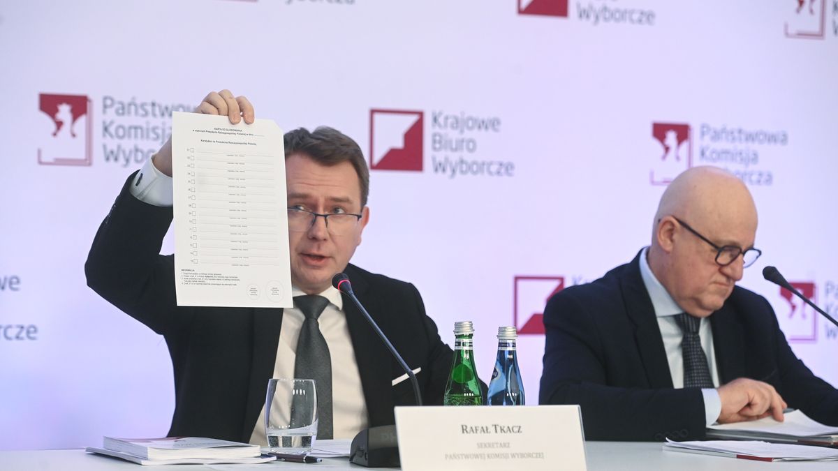 Warszawa, 16.05.2025. Wybory prezydenckie 2025 - I tura. Przewodniczący Państwowej Komisji Wyborczej Sylwester Marciniak (P) oraz sekretarz PKW Rafał Tkacz (L) na konferencji prasowej w siedzibie PKW w Warszawie, 16 bm. W najbliższą niedzielę 18 maja odbędzie się pierwsza tura wyborów prezydenckich. (jm) PAP/Piotr Nowak