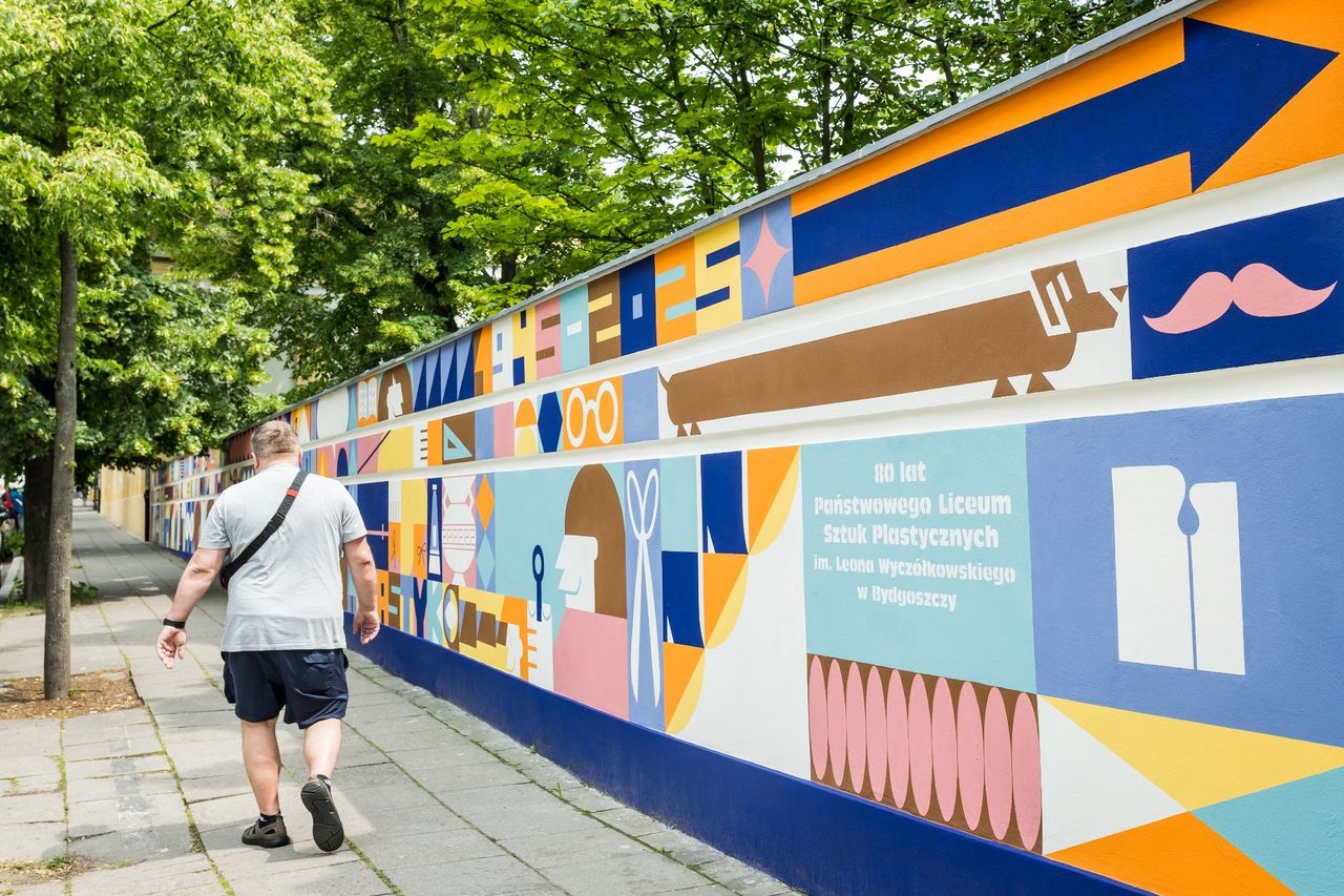 Tak wygląda 30-metrowy mural na 80. urodziny bydgoskiego "plastyka"