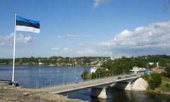 Kolejny kraj wzmacnia granice. Metalowe bramy i szlabany