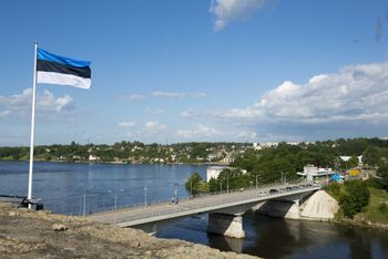 Kolejny kraj wzmacnia granice. Metalowe bramy i szlabany