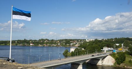 Kolejny kraj wzmacnia granice. Metalowe bramy i szlabany