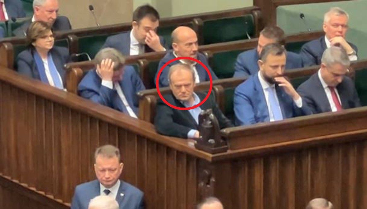 Donald Tusk patrzy na Jarosława Kaczyńskiego schodzącego z mównicy