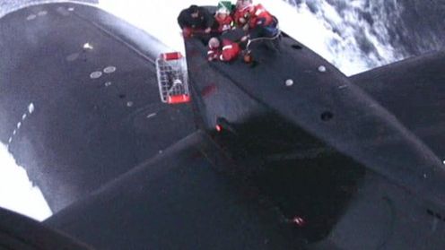 Helikopter ewakuuje członka załogi z ruchomego okrętu podwodnego (wideo) 1