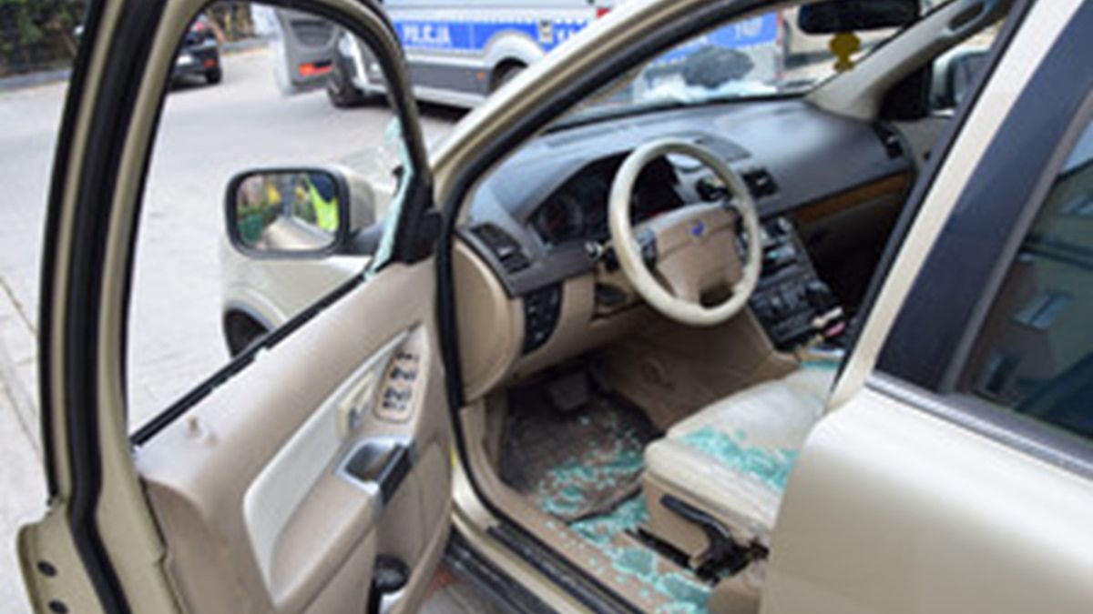 Policjanci wybili szybę w aucie.