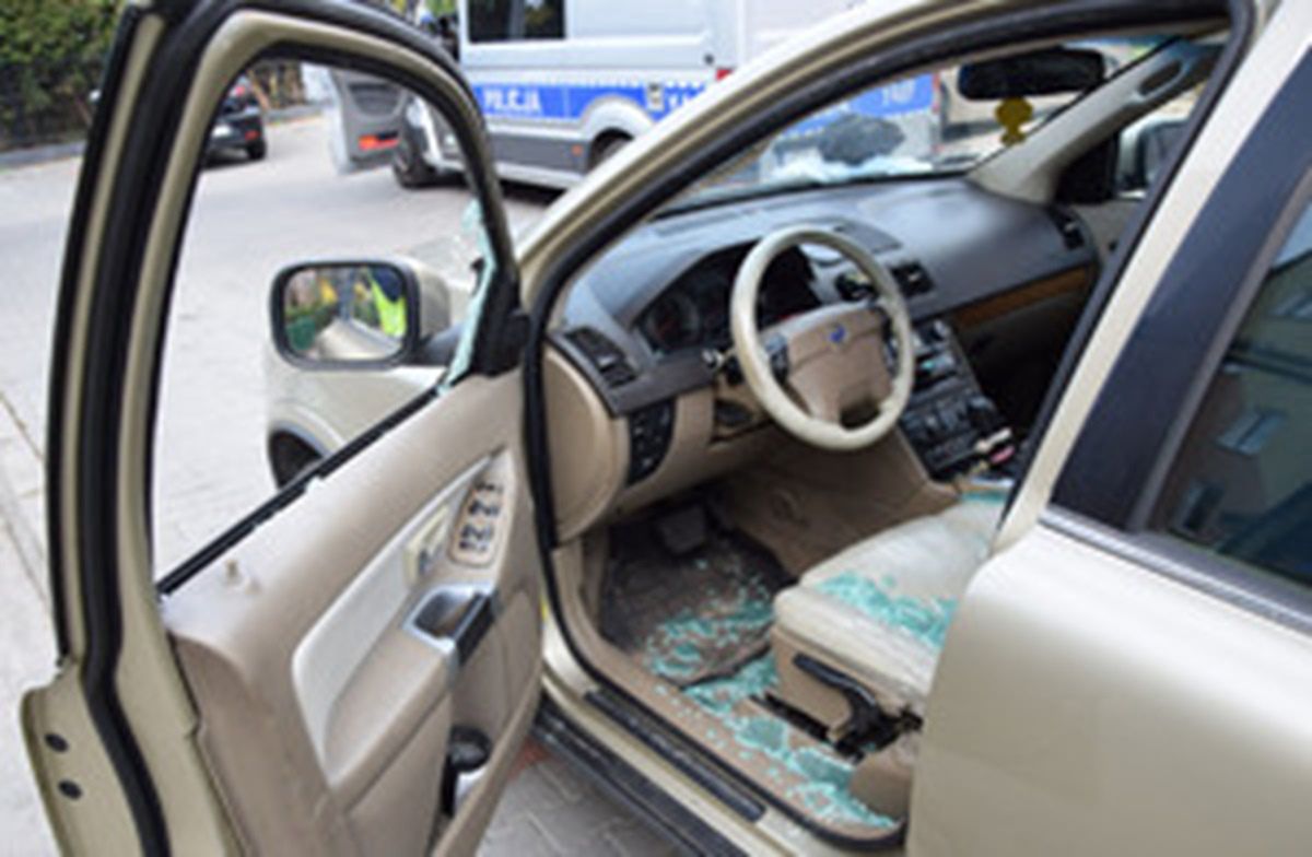 Krok od tragedii. Dziecko zatrzaśnięte w rozgrzanym aucie