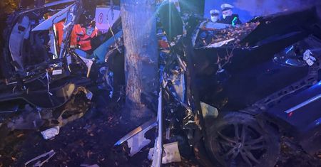 Tragiczny wypadek w Lublinie. Volkswagen zmiażdżony po uderzeniu w drzewo