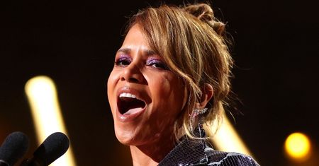 Halle Berry pozuje NAGO na balkonie, popijając wino i wyjaśnia: "Robię, co chcę" (FOTO)