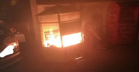 Ktoś podpalił śmietnik przy ul. Skierki. Obok był zaparkowany samochód