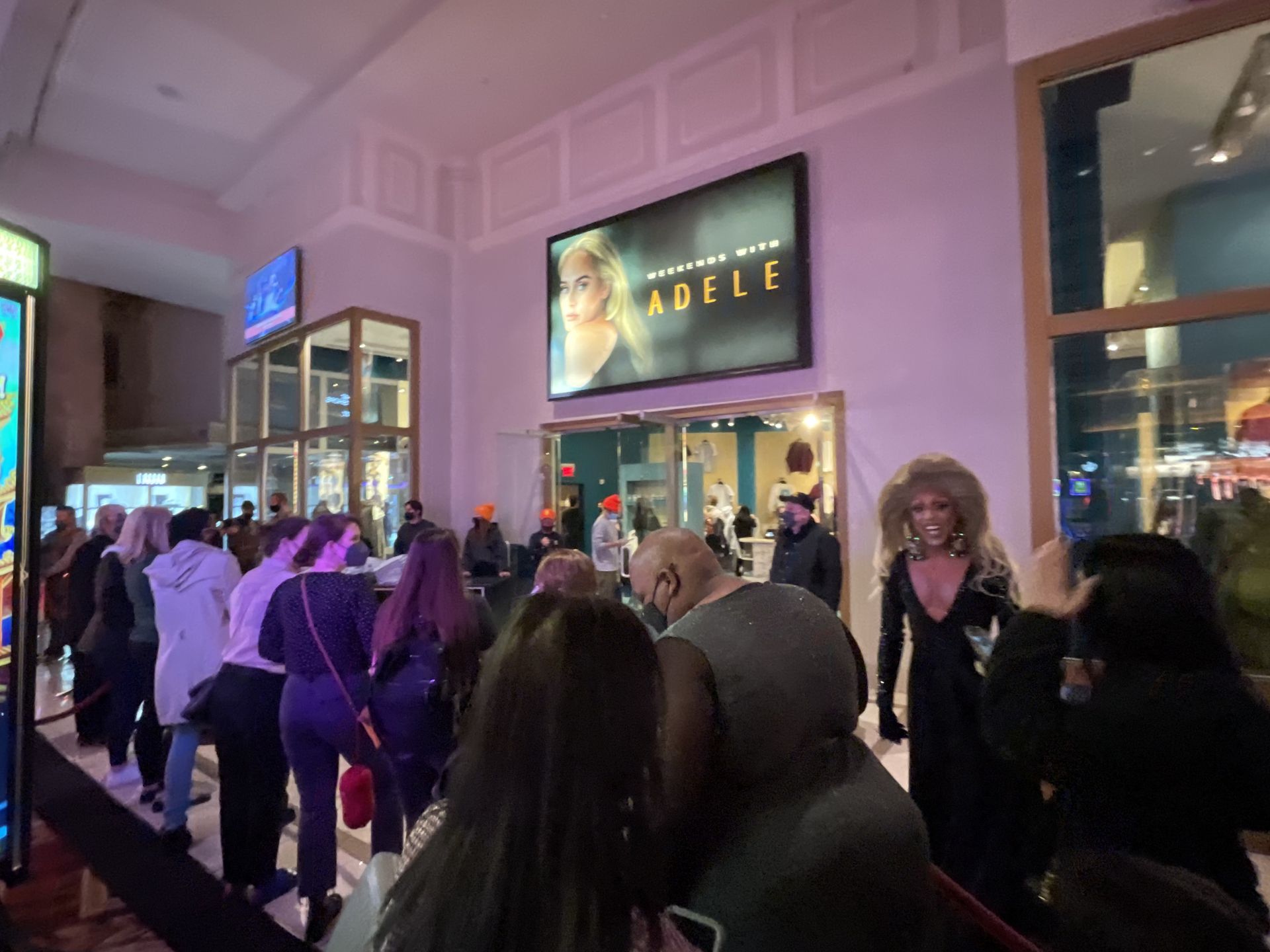 Tłumy fanów Adele oczekujące pod jej sklepem w Las Vegas
