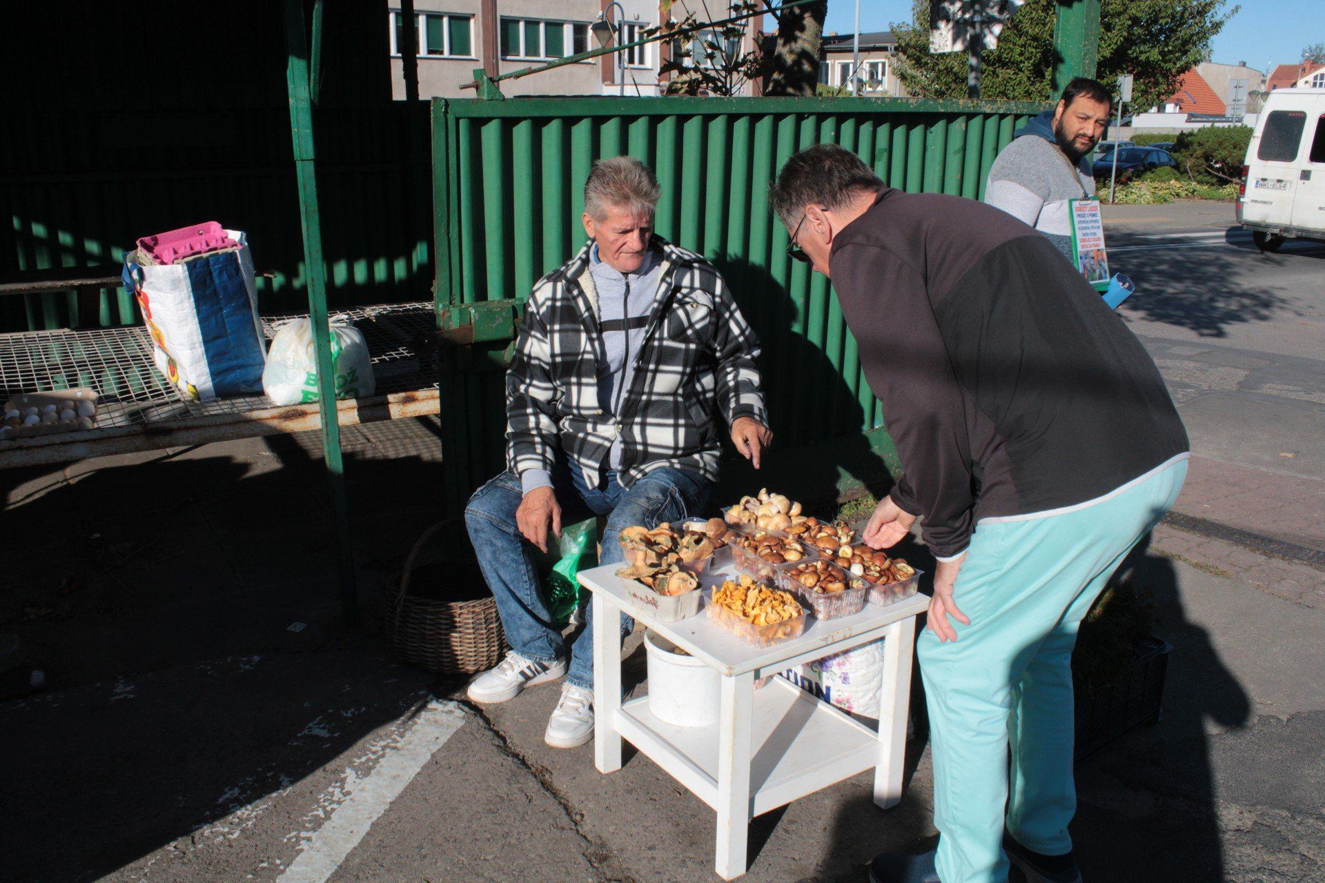 Piątek na targowisku w Koszalinie. Piękna pogody i tłumy mieszkańców