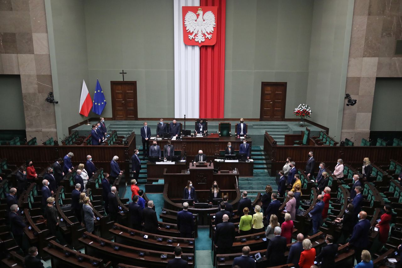 "Rzeczpospolita": Posłowie PiS dorabiają na posadach w rządzie