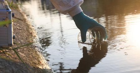 Rekordy dot. narkotyków w ściekach. Kraków z niepokojącymi wynikami