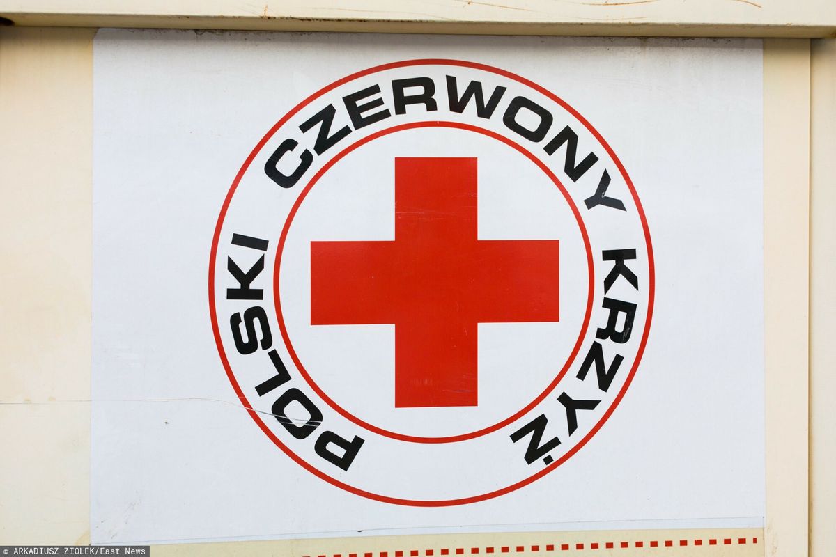 Czerwony krzyż na tirze z pomocą od MSZ dla migrantów. PCK apeluje o jego usunięcie 