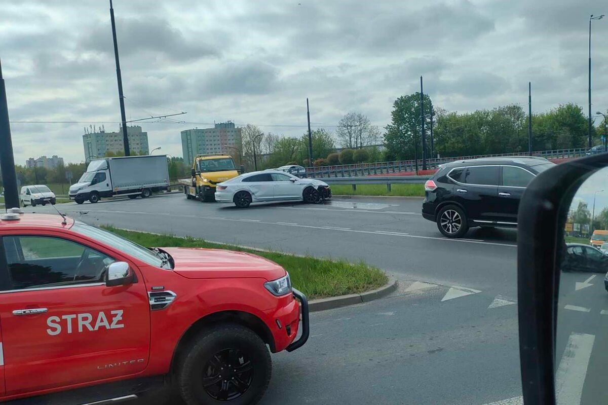 Zderzenie volkswagena z toyotą na rondzie nad al. Witosa