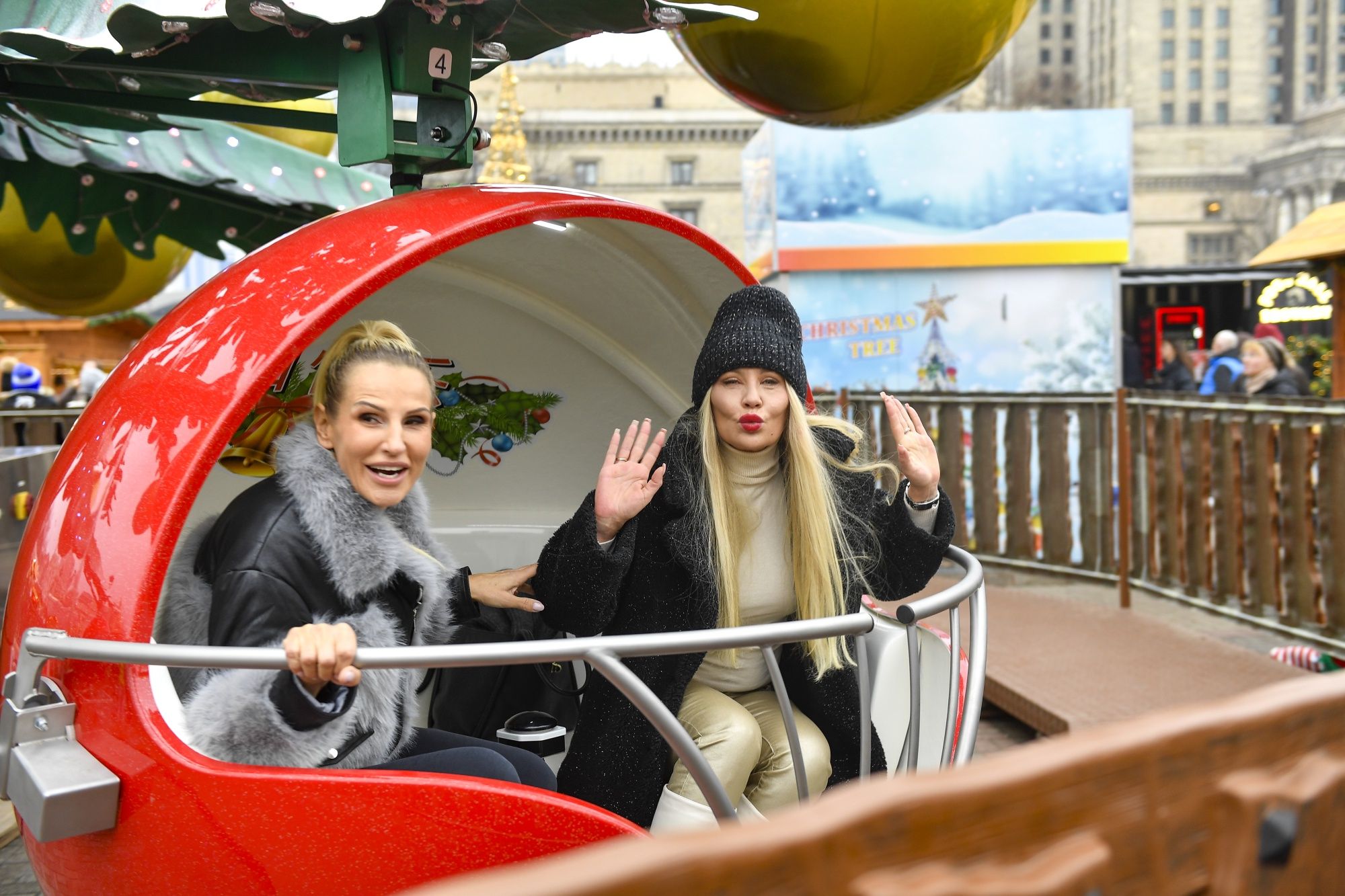 Dominika Tajner i Monika Jarosińska na jarmarku świątecznym