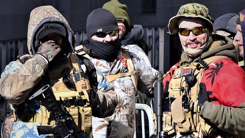 Członkowie ruchu boogaloo w trakcie demonstracji za wolnym dostępem do broni w styczniu tego roku. 