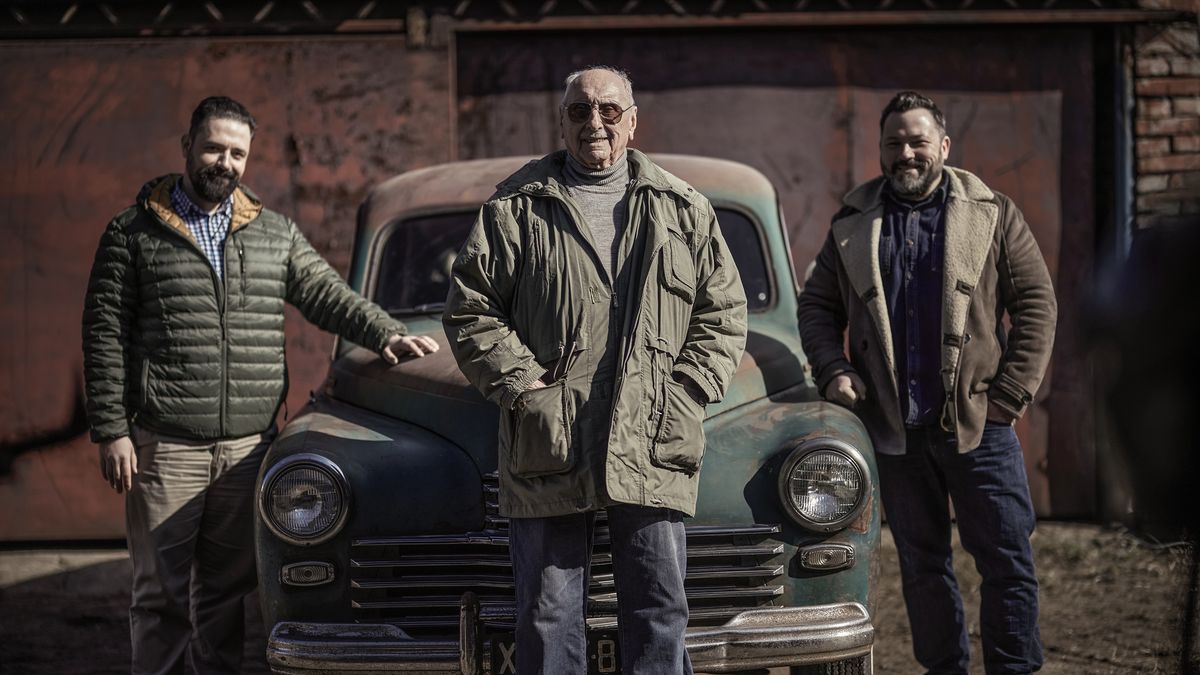 Twórcy filmu - Mateusz Pasternak (po lewej), Jacek Sawicki (po prawej) - i główny jego bohater (pośrodku) Ryszard Sługocki