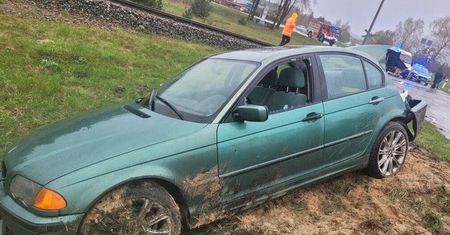 Kierowca BMW zderzył się z szynobusem. Dostał punkty karne i srogi mandat